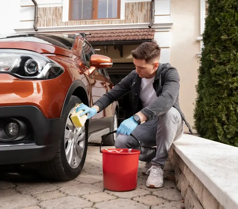 Lavage auto à domicile La Roquette-sur-Var : professionnel intervenant sur un véhicule